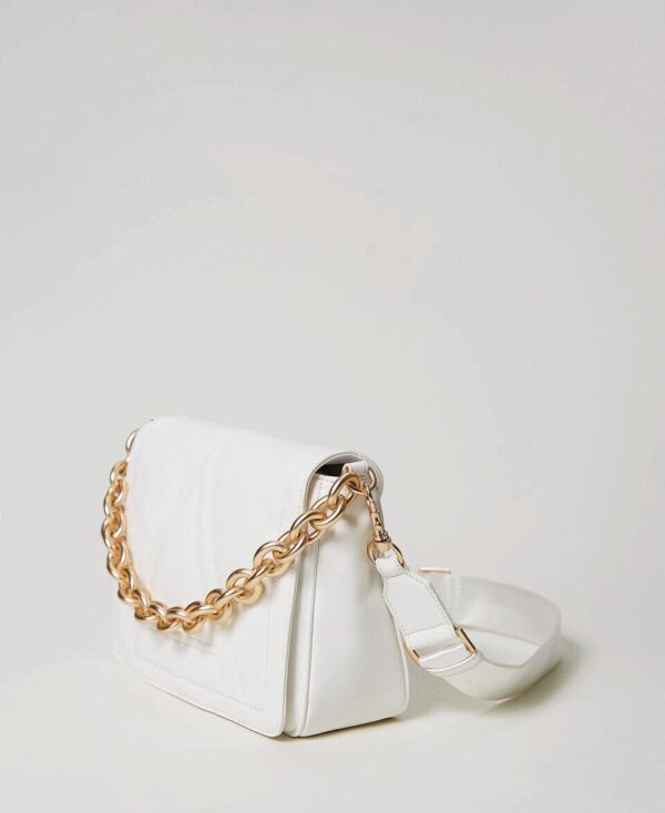 Bolso blanco con cadena