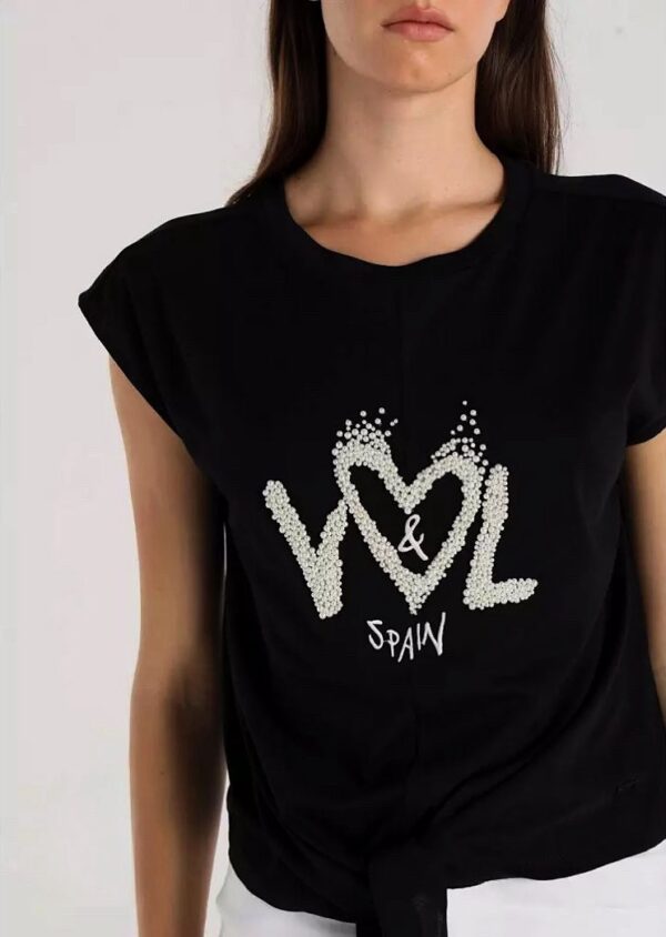 Camiseta anudada con logo de perlas