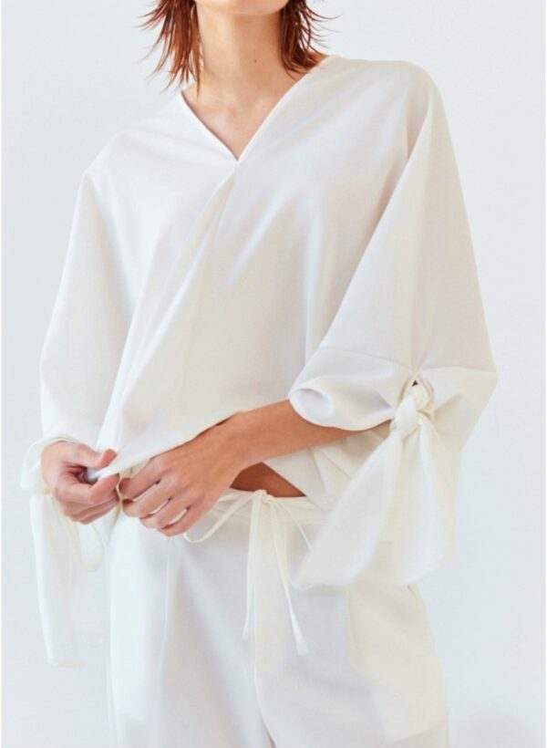 Blusa con lazos en mangas blanca