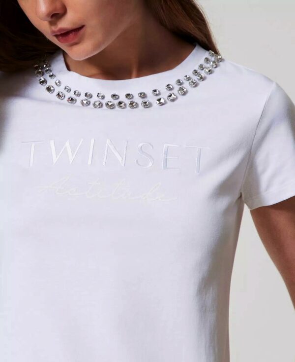 Camiseta con cuello joya
