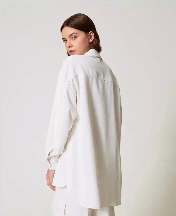 Camisa en crepé con bolsillos - Imagen 4