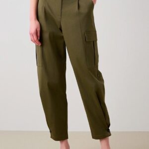 Pantalón cargo verde con cinturón