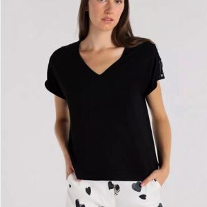 Camiseta negra con lentejuelas en el hombro