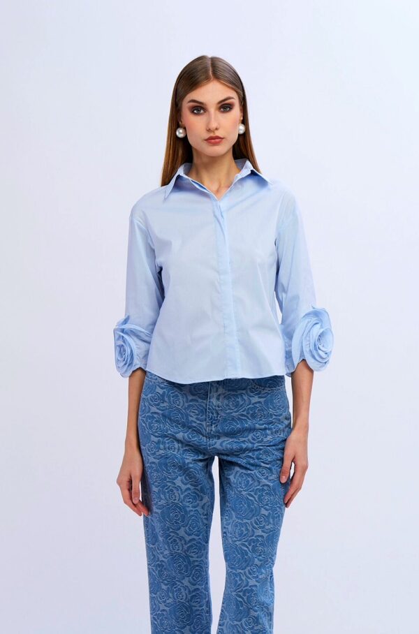 Camisa celeste con flor - Imagen 2