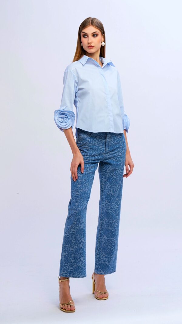 Camisa celeste con flor - Imagen 4