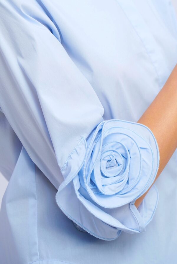 Camisa celeste con flor