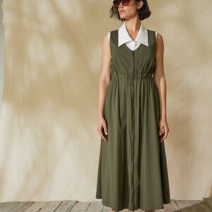 Vestido con cuello blanco