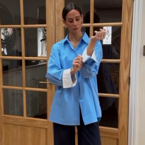 Camisa celeste con vuelta de puños blanca