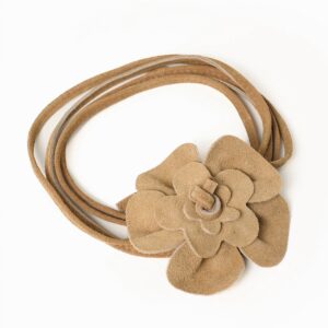 Cinturón-gargantilla con flor camel