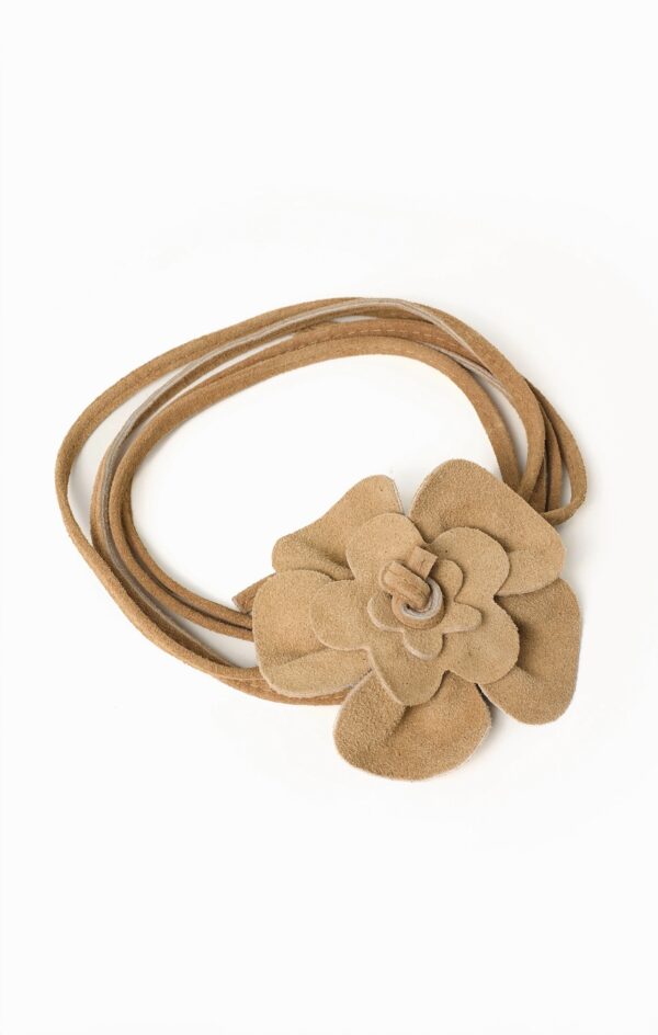 Cinturón-gargantilla con flor camel