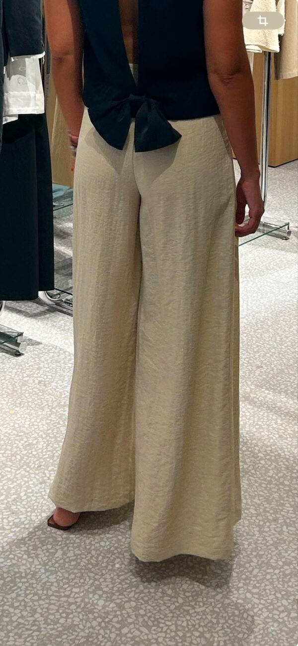 Pantalón beige con pliegues - Imagen 3