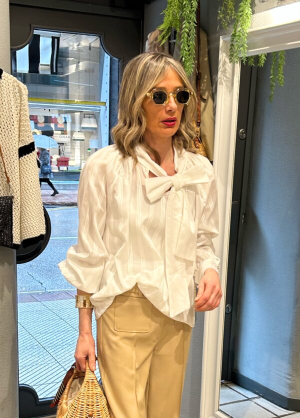 Camisa de lazo con bordado