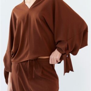 Blusa con lazos en mangas marrón