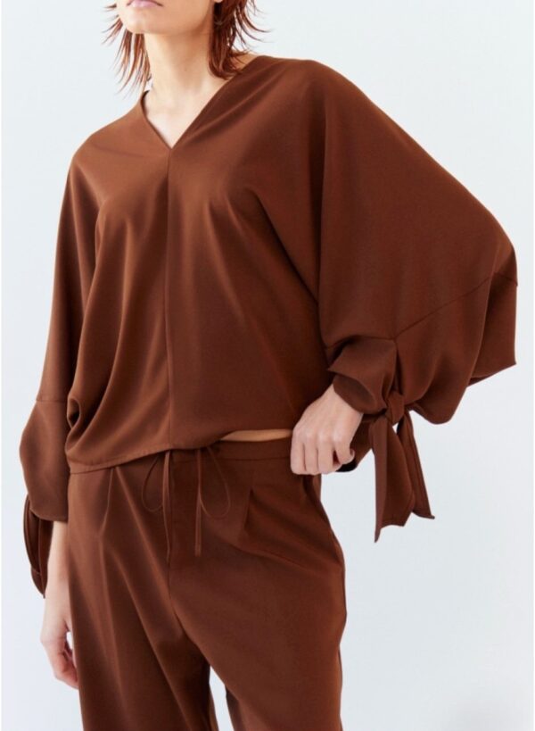 Blusa con lazos en mangas marrón