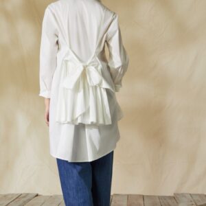 Camisa blanca con lazada