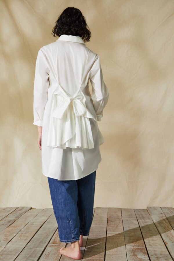 Camisa blanca con lazada