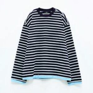 Camiseta de rayas con borde celeste