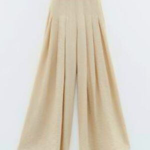 Pantalón beige con pliegues