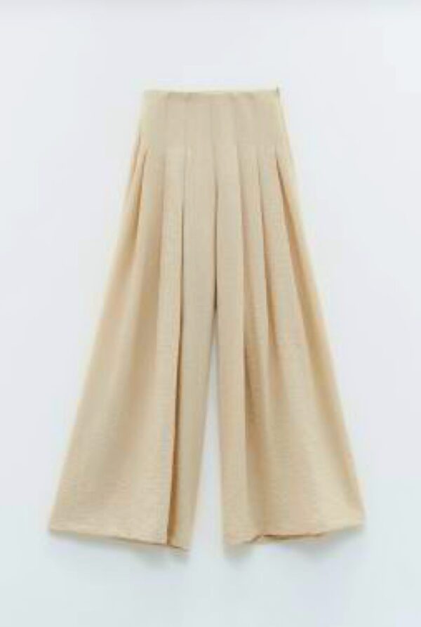 Pantalón beige con pliegues