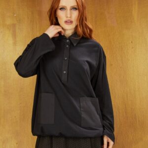 Camisola negra con bolsos