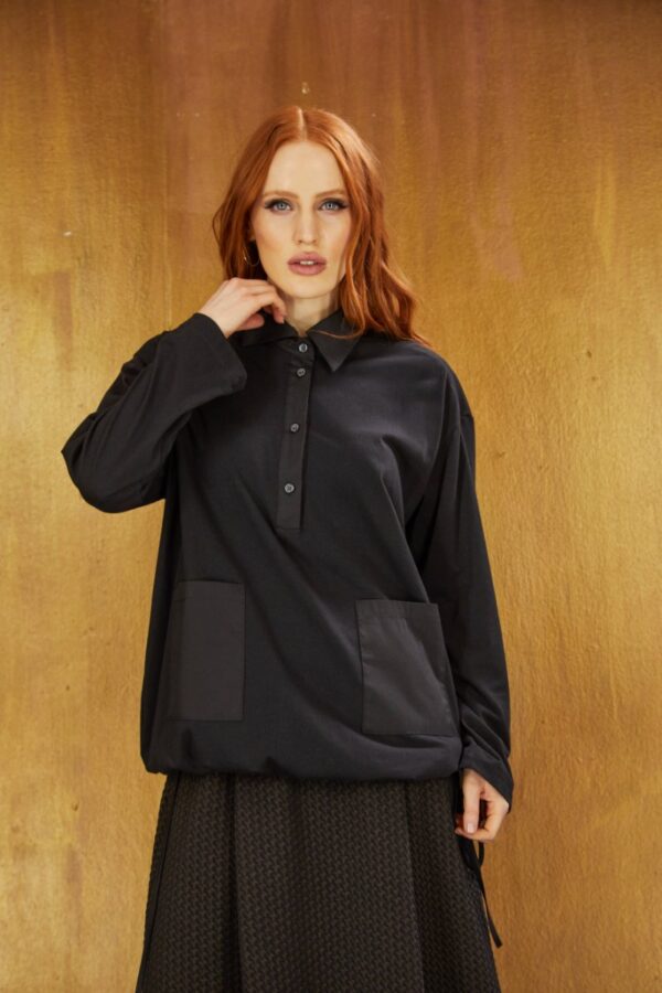 Camisola negra con bolsos