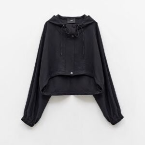 Cazadora cropped negra con capucha