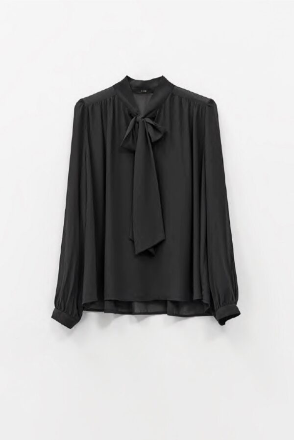 Blusa con lazo