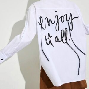 Camisa con bordado trasero