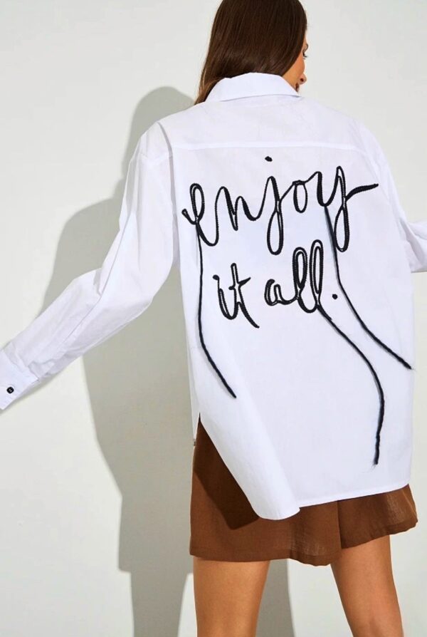 Camisa con bordado trasero