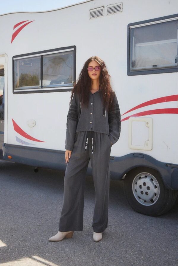 Chaqueta gris con capucha - Imagen 3