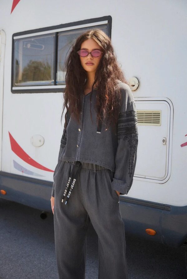 Chaqueta gris con capucha - Imagen 2