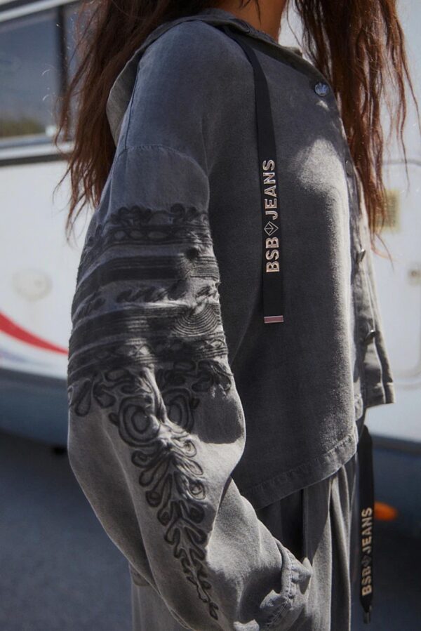 Chaqueta gris con capucha - Imagen 5
