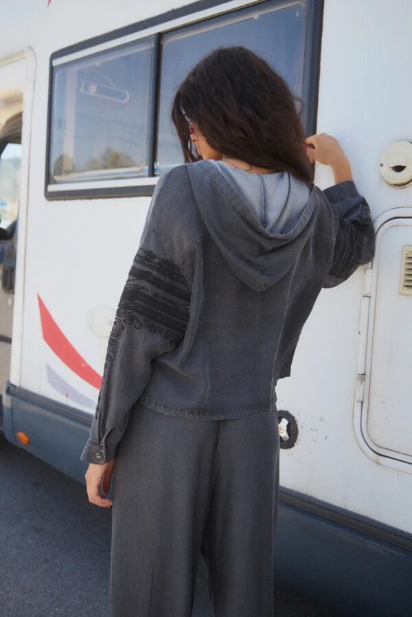 Chaqueta gris con capucha - Imagen 6