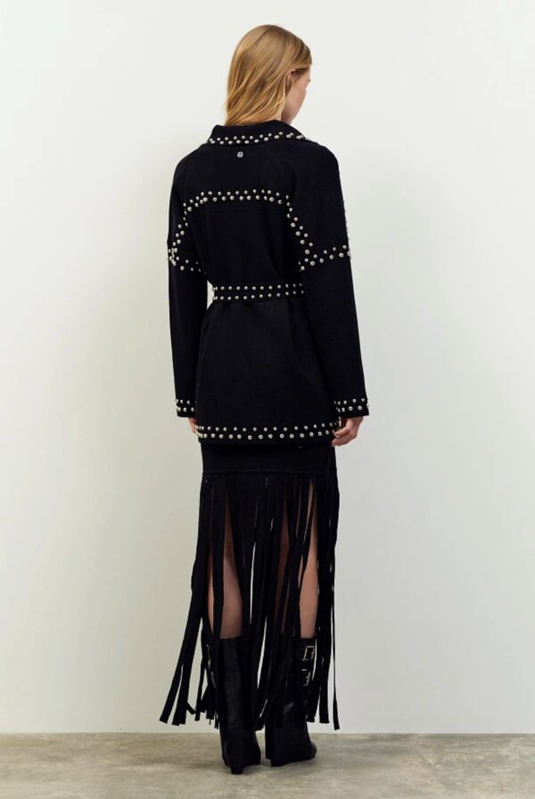 Chaqueta negra con tachuelas - Imagen 4