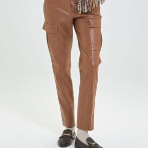 Pantalón cargo efecto piel