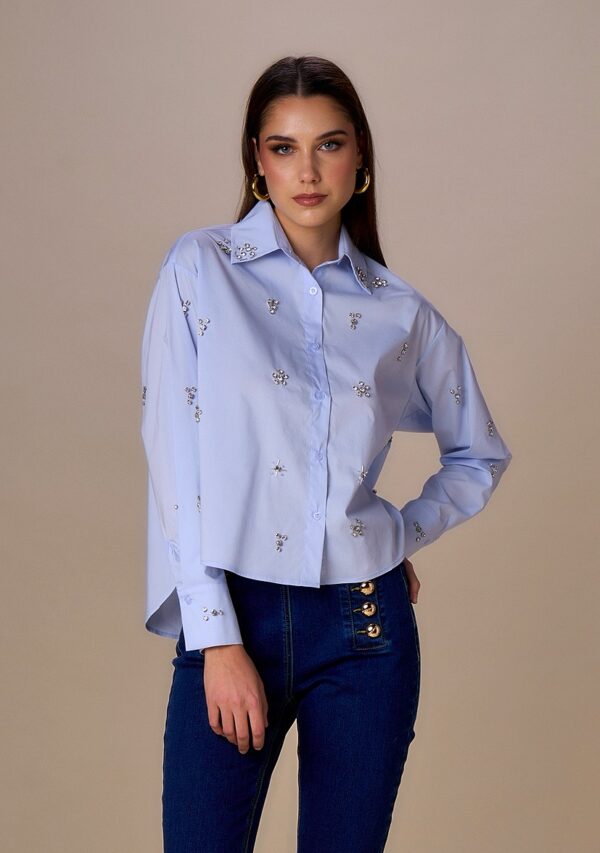 Camisa celeste con pedrería