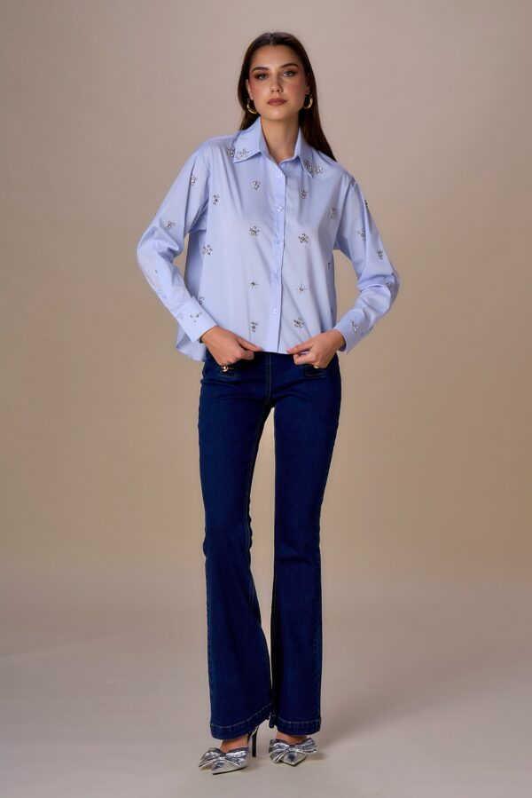 Camisa celeste con pedrería - Imagen 2
