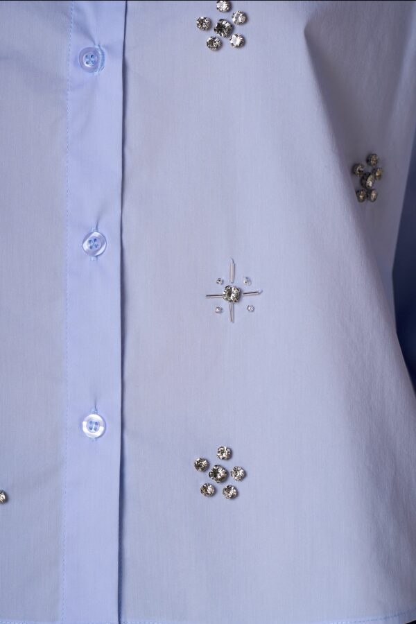 Camisa celeste con pedrería - Imagen 4