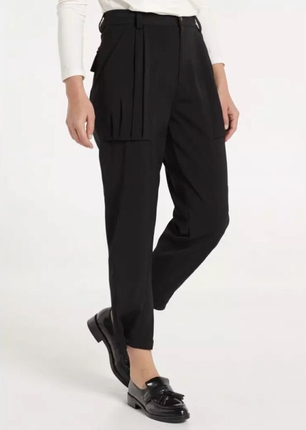 Pantalón negro con bolsos