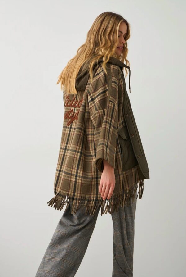 Abrigo-poncho de cuadros con flecos - Imagen 3