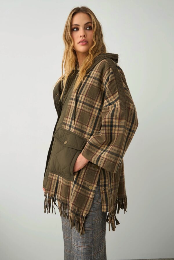 Abrigo-poncho de cuadros con flecos - Imagen 2