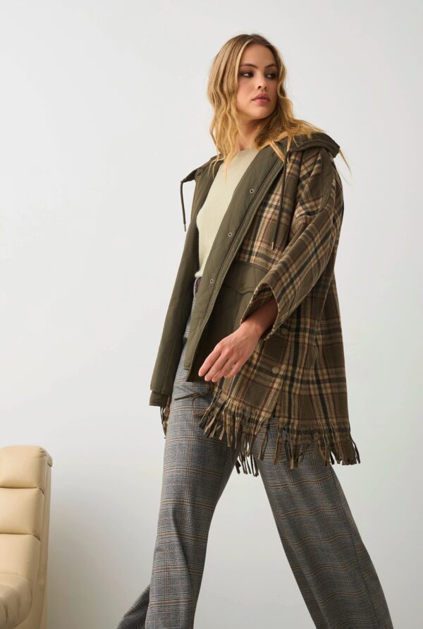 Abrigo-poncho de cuadros con flecos - Imagen 4