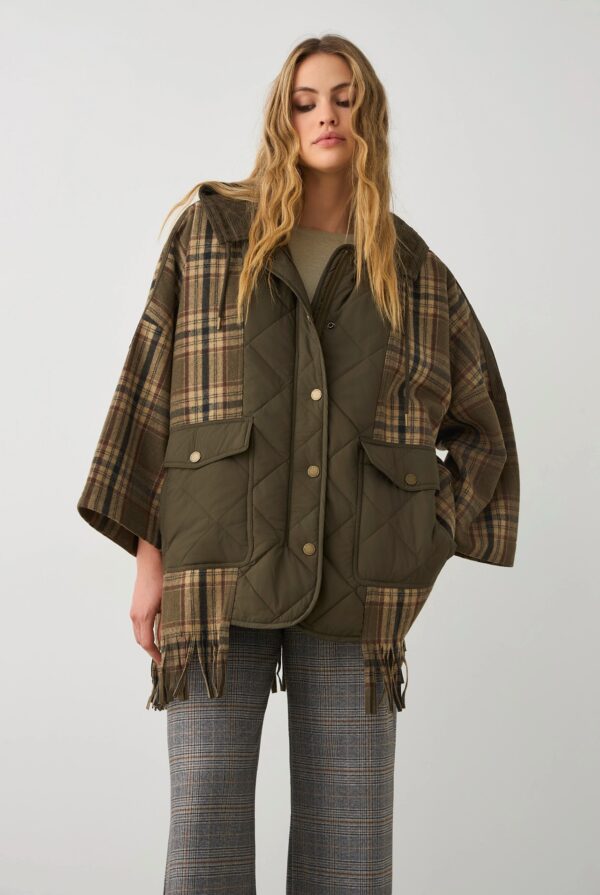 Abrigo-poncho de cuadros con flecos