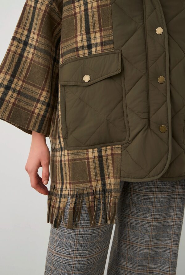 Abrigo-poncho de cuadros con flecos - Imagen 7