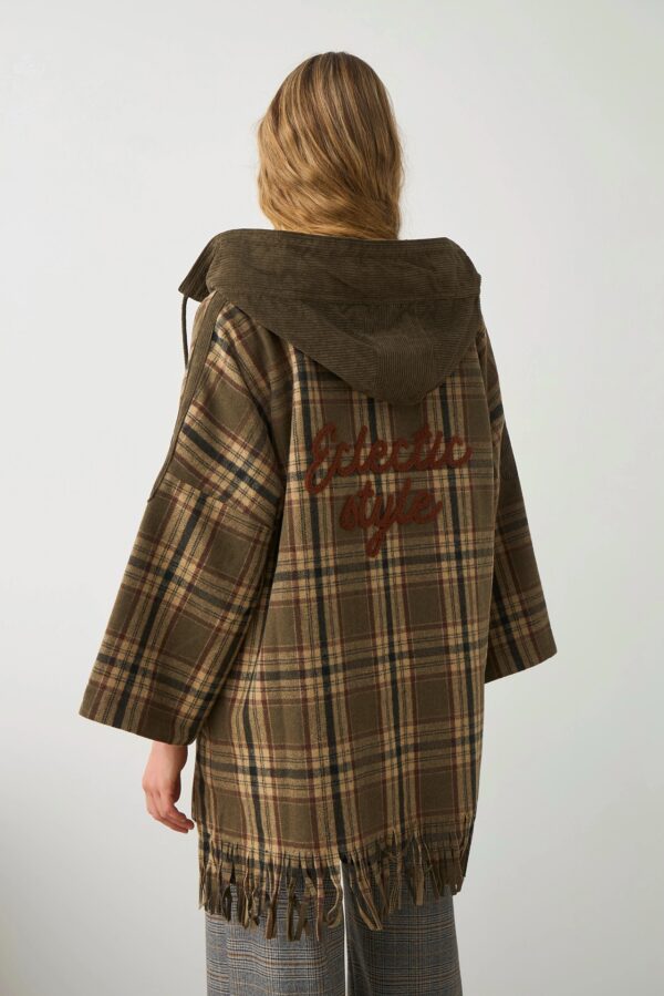 Abrigo-poncho de cuadros con flecos - Imagen 6