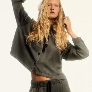 Chaqueta gris con capucha