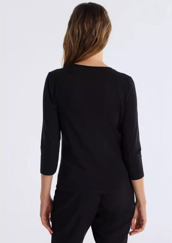Camiseta negra con pedrería - Imagen 2