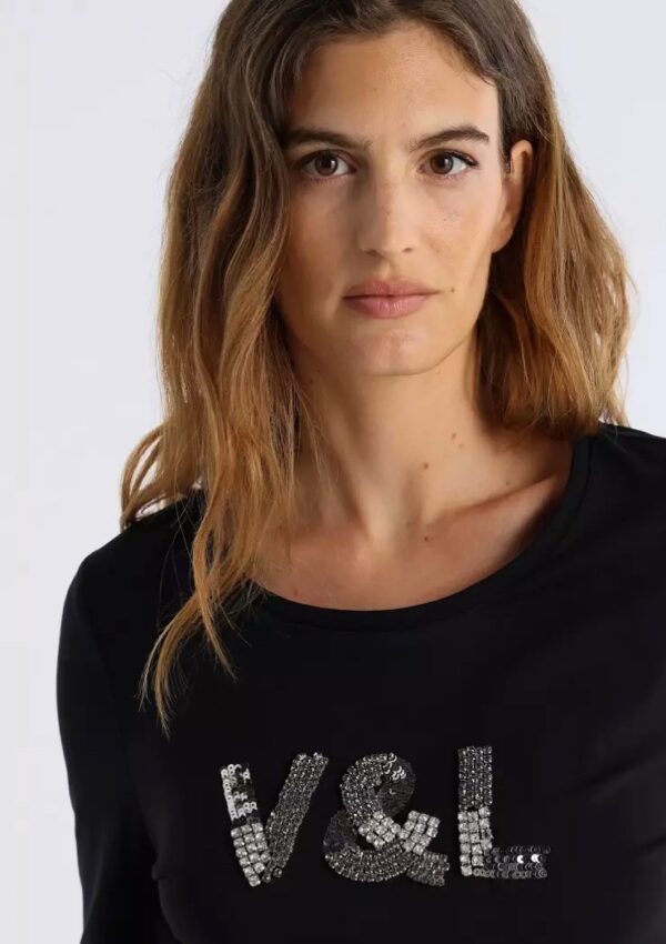 Camiseta negra con pedrería - Imagen 3