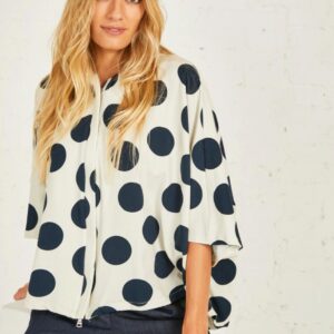 Cazadora de lunares con capucha