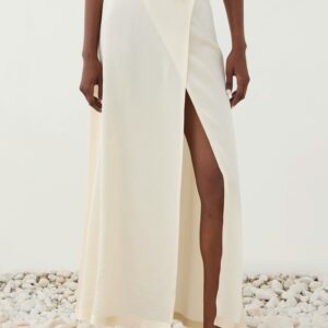 Falda satinada blanca con abertura